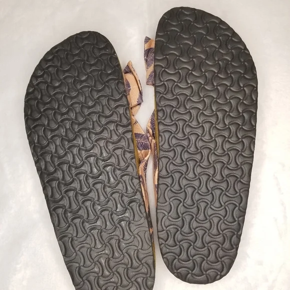 NWOT Sandals with bow accent - Picture 3 of 3